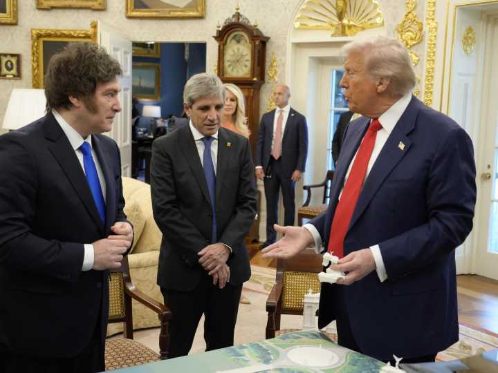 Luis Caputo explicó la reacción negativa de los mercados a la reunión de Trump y Milei: "Mañana se va a corregir"