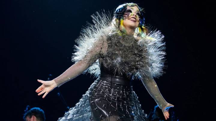 Quién es Björk, la artista que ha sacado 'Berghain' con Rosalía: sufrió un intento de asesinato con una bomba de ácido sulfúrico