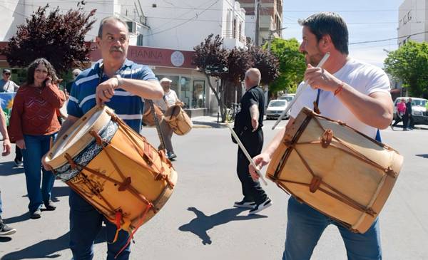 Merino acompañó la 8° Marcha de los Bombos, la más austral del país