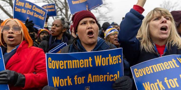 Democrats brush off pressure from federal workers’ union to end government shutdown