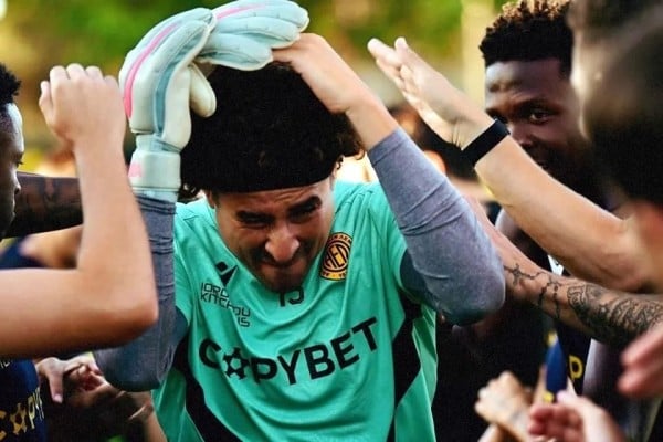 Se queda Memo Ochoa sin técnico en el Limassol