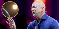 Jeff Bezos predice centros de datos en el espacio con energía solar continua