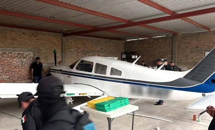 Golpe al narco en Chiapas: FGR decomisa avioneta con más de 200 paquetes de cocaína