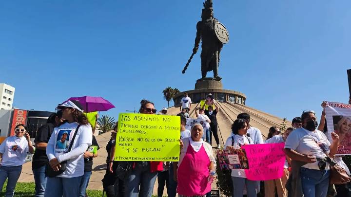 Familiares de víctimas de conductores ebrios exigen justicia en el Monumento a México