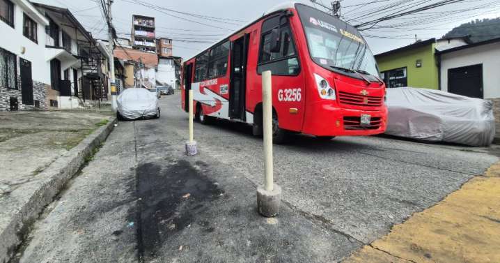 Inconformidad en barrio Fátima de Manizales: habitantes instalan postes que obstaculizan el tránsito