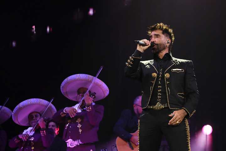 Alejandro Fernández rinde homenaje a Vicente Fernández