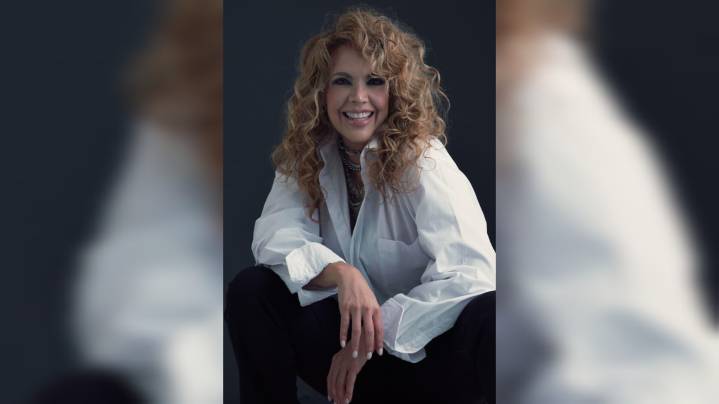 Elaiza Gil se estrena en el stand up comedy con “¡Soltera sí, sola jamás!”