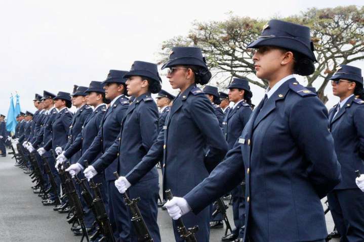 60 jóvenes profesionales juraron defender la bandera con honor, valor y compromiso