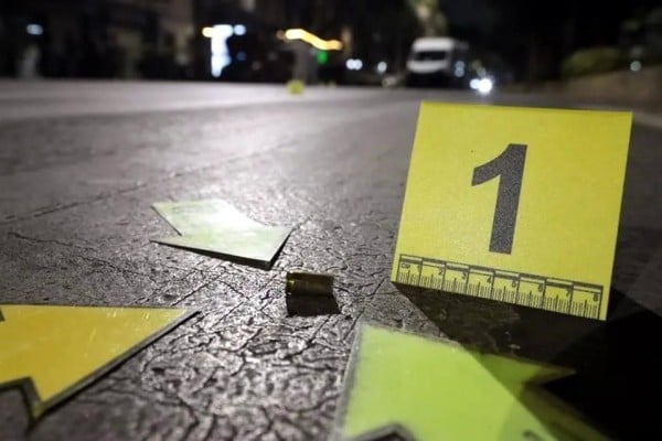 Le dispara a su mamá por quitarle su celular