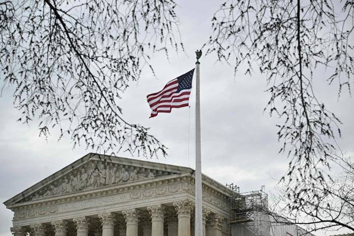 Corte Suprema permite a Trump retirar protección a migrantes venezolanos; 300 mil personas serán afectadas