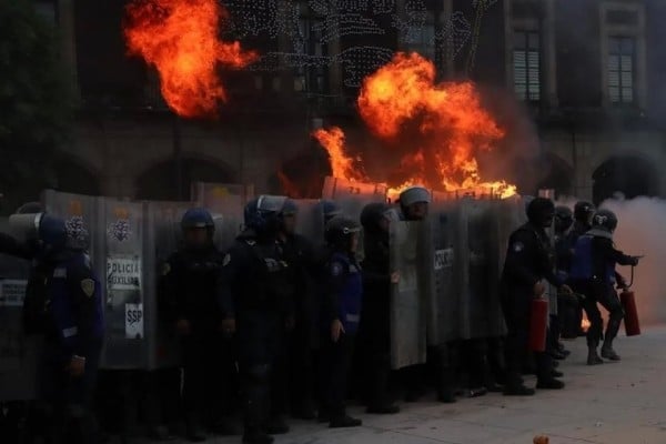 Permanecen hospitalizados 16 policías tras protestas
