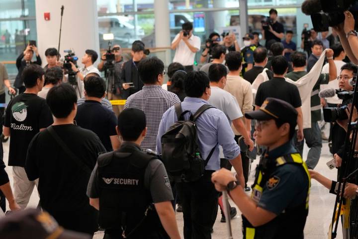 Surcoreanos de Hyundai deportados “volverán”, asegura Trump, y dice que se opuso a la redada