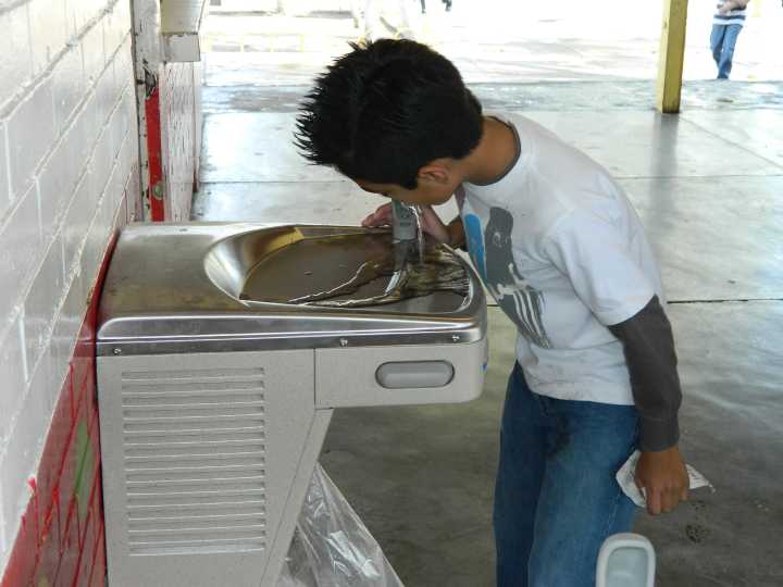 En 86.1% de escuelas no hay bebederos de agua