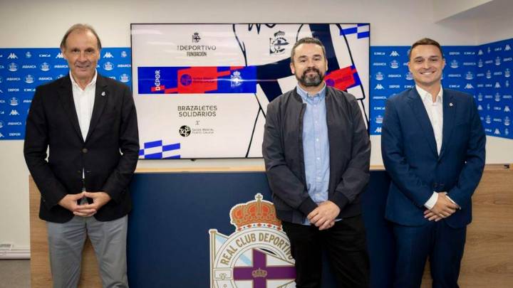 Brazaletes solidarios en el Deportivo por las causas sociales
