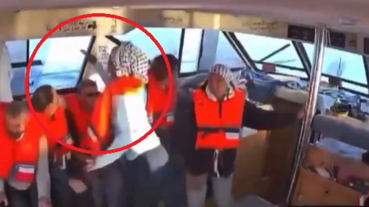 ¿Por qué han lanzado los activistas todos sus móviles y portátiles al agua? La explicación que dan desde la Flotilla