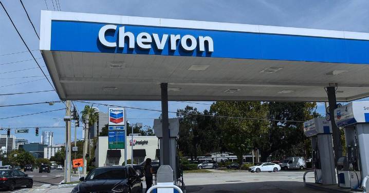 Las compañías petroleras ven caer sus beneficios por el descenso del precio del crudo