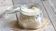 Arroz crudo con unas gotas de jabón lavavajillas en un vaso: ¿Por qué se recomienda esta mezcla y cuál es su finalidad?