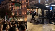 Manifestantes a favor de Palestina lanzan sillas a la Policía en Palma