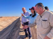 Betzabé Martínez y Gabriel Riestra supervisan avances en rehabilitación del canal Sacramento