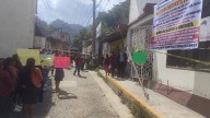 Sigue con cadena y candado la puerta de la delegación regional de la SEV en Zongolica