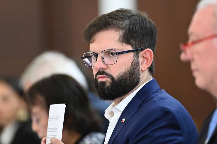 Escándalo en Chile. Denuncian a Boric por “intervención electoral” tras criticar en cadena nacional al principal candidato opositor