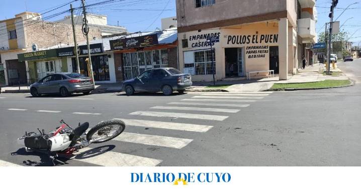 Un automovilista de Mendoza chocó con una moto en una esquina peligrosa de Capital