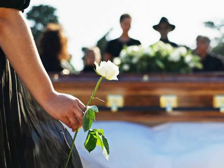 DEAR ABBY: Friend’s presence made father’s funeral more stressful