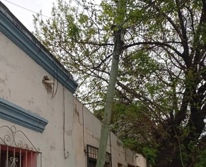 Vecinos de Villa Chartas alertan sobre poste a punto de caer