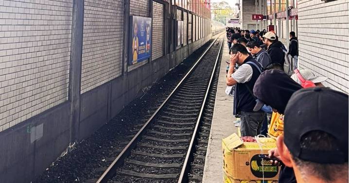 Retiro de tren en el Metro de la Ciudad de México provocó retrasos; hay alta demanda y colapso de estaciones