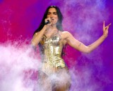 Dua Lipa, pop’s disco sophisticate, rides her ‘Radical Optimism’ into the Forum