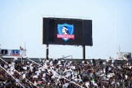 “El cáncer de Colo Colo”: el potente lienzo que hinchas albos colgaron en el portón principal del Estadio Monumental