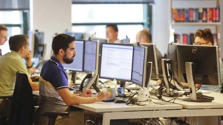 La reforma laboral de Milei modifica el régimen de vacaciones para los empleados