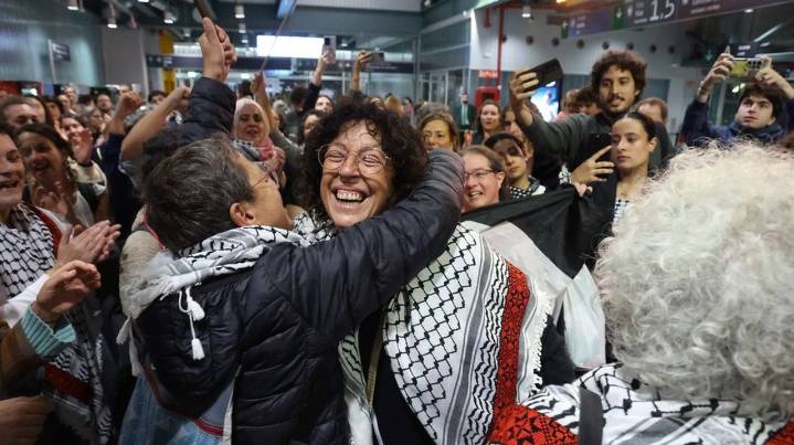 Sandra Garrido, integrante de la flotilla Global Sumud, a su llegada a Santiago: « Se consentimos que siga este xenocidio televisado é que non somos humanidade»
