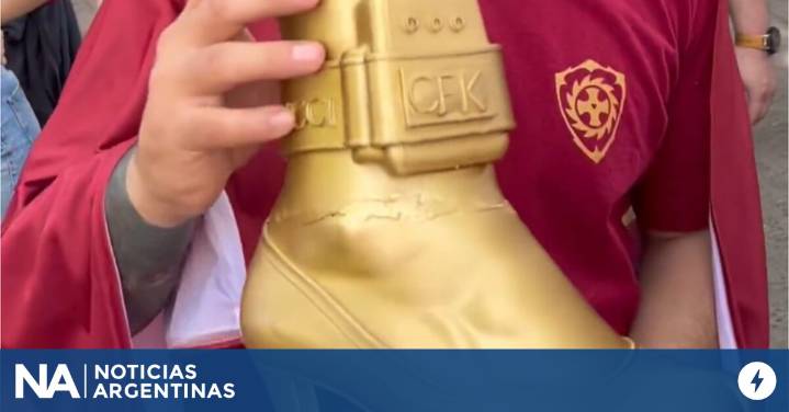 El regalo alusivo a Cristina Kirchner que Milei recibió en Chaco: “Es libertad o tobillera”