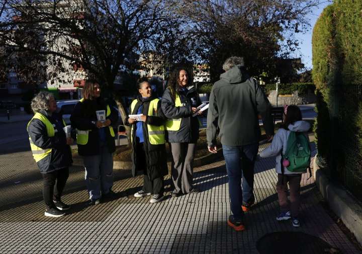 Las rutas a los colegios de Castrillón ya son más seguras gracias al 'Escuadrón Zebra'