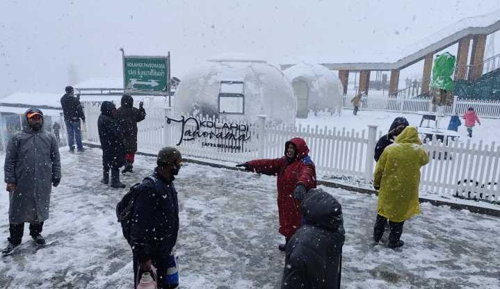 October snowfall rekindles hope about tourists returning to Kashmir