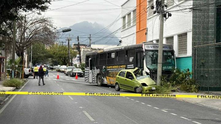 Así fue el choque entre un auto y un camión urbano donde murió una mujer en el Centro de Monterrey