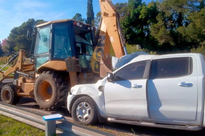 Una camioneta chocó con una retroexcavadora en el acceso norte de Paraná