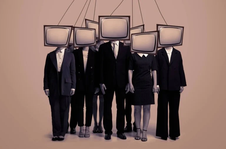 La Influencia Colectiva: Cómo la Presión Social Moldea Nuestras Decisiones y sus Efectos