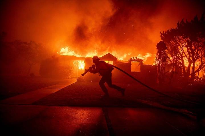 Detienen a hombre por letales incendios en Los Ángeles en enero