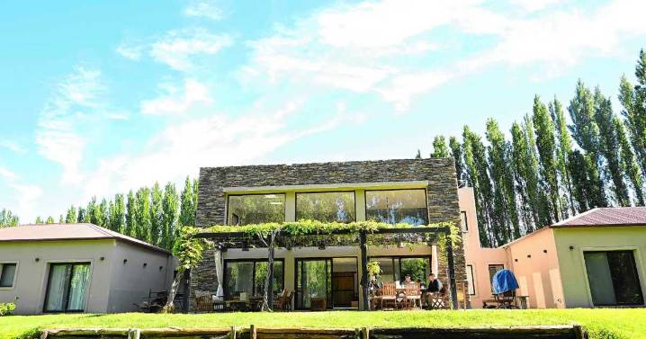 Volver a Villa Regina, una chacra y una casa  frente al río: la historia de un sueño en la Patagonia
