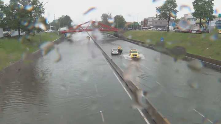 Temporal en el AMBA: un taxista murió dentro su auto en la General Paz Tenía 60 años y falleció al descompensarse mientras circulaba por la colectora. Las lluvias provocaron inundaciones en distintos 
