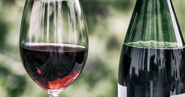 El vino tinto más rico y de sabor afrutado cuesta menos de 6 euros: calificado como uno de los "mejores del mundo"