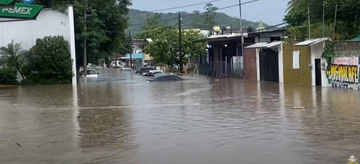 Brigadistas con centro de acopio pro Veracruz