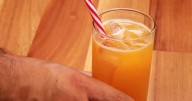 ¿Un traguito a mitad de semana?: preparamos un cóctel primaveral de maracuyá y ron
