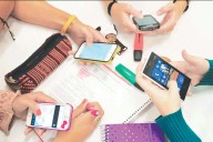 Más colegios prohibien el uso de celulares en el aula para mejorar la concentración