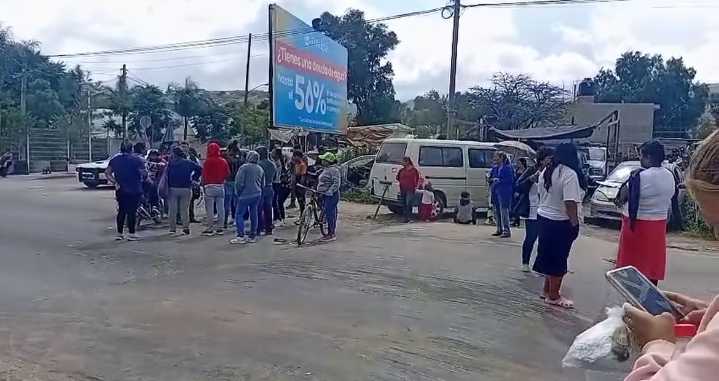 Bloquean Periférico Sur por falta de agua y pavimentación a la altura de Cañada del Lobo