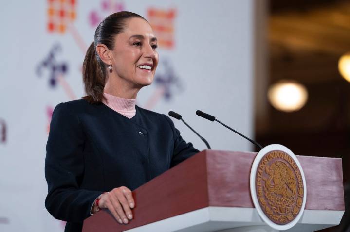 No somos piñata de nadie, dice Sheinbaum sobre veto al AIFA