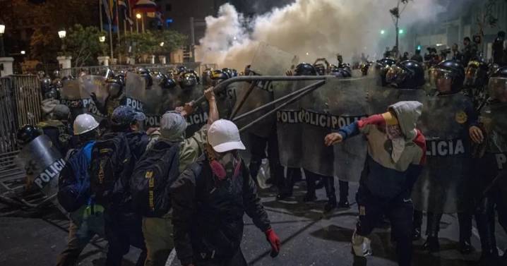 La Policía de Perú dispersa a manifestantes que llegaron al Congreso en marcha de protesta
