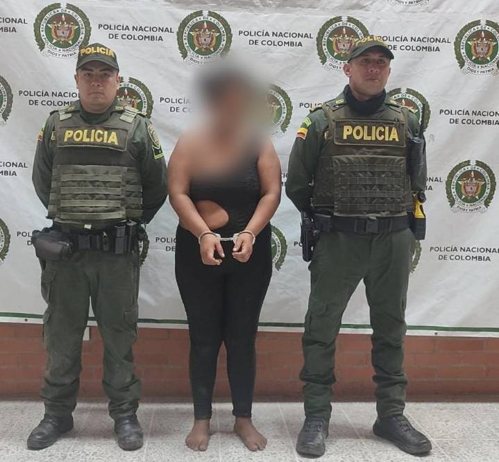 Mujer que golpeo a puños y patadas a su hija de 11 años fue capturada